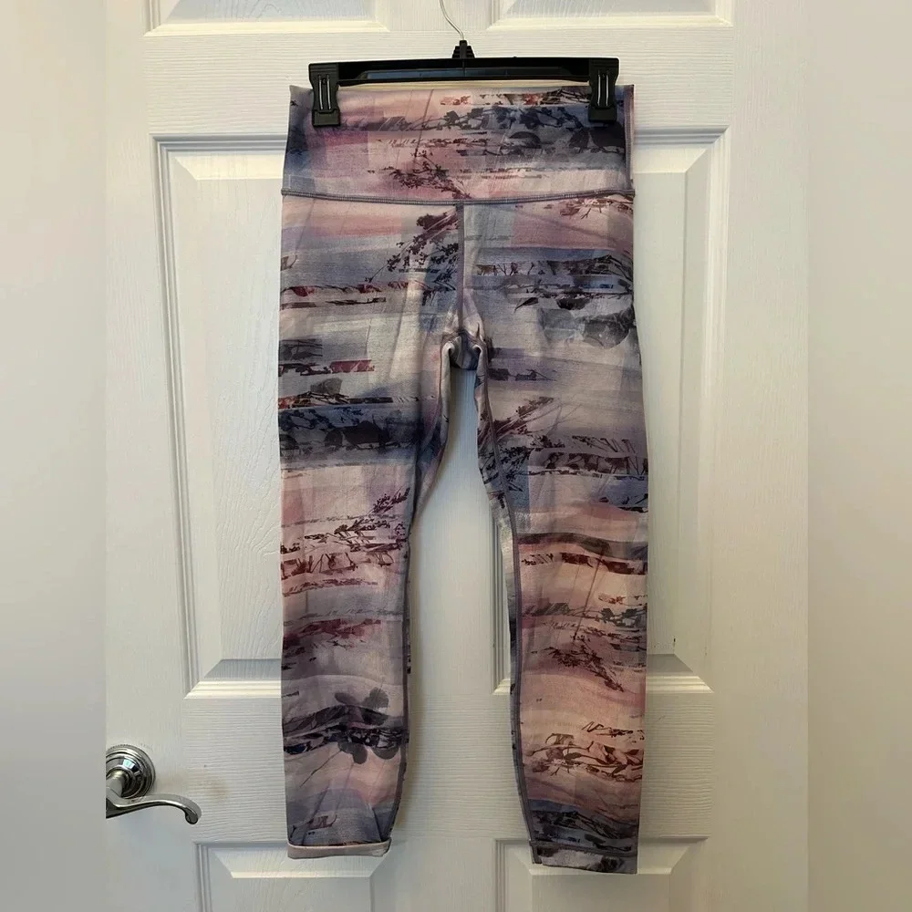 ! Lululemon Wunder Under High Rise 7/8 Tight size 8